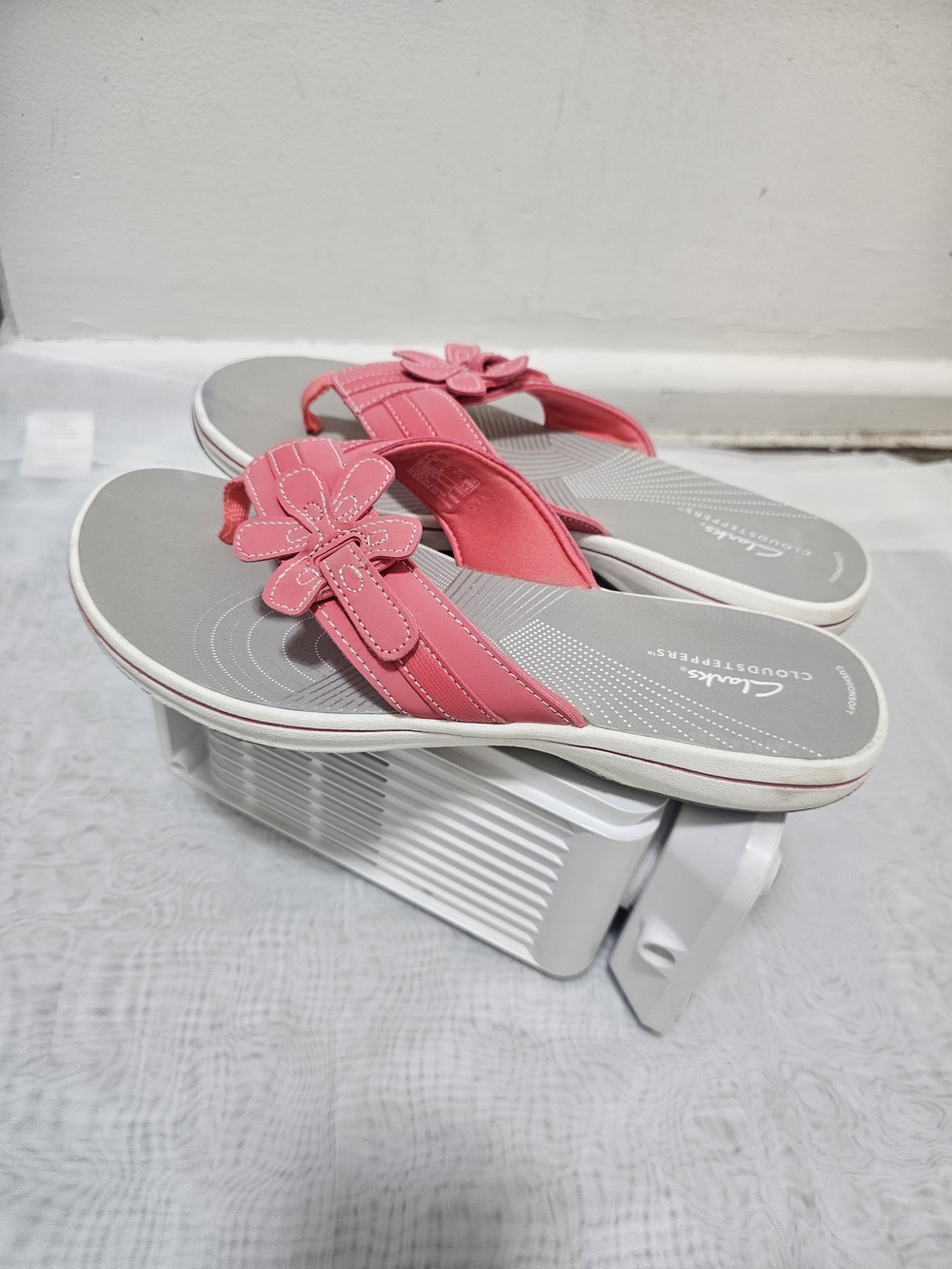 Clarks Women's Pink Gray Floral Thong Sandals Slip On Leather Cushioned Size 10 - Picture 3 of 16